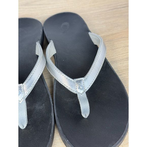 Olukai Women's Size 10 Silver Black Puawe Cushioned Recovery Sandals - Picture 7 of 10
